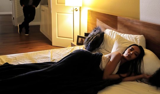 Парень разбудил спящую мамку с большой жопой и жадно трахнул...