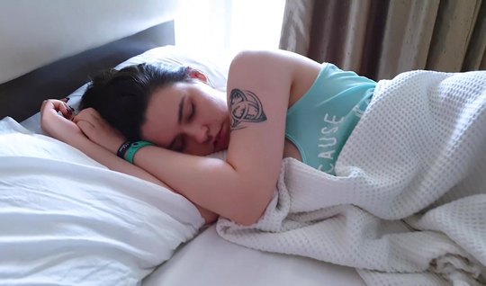 Пацан стянул со спящей соседки черные трусики и нежно ввел х...