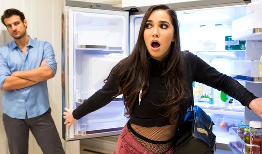 Брюнетка в чулках подставляет сочную промежность для порки с...