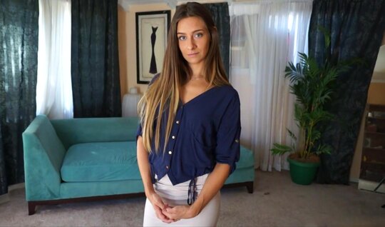 Худая брюнетка не прочь попробовать на вкус крепкий член сос...